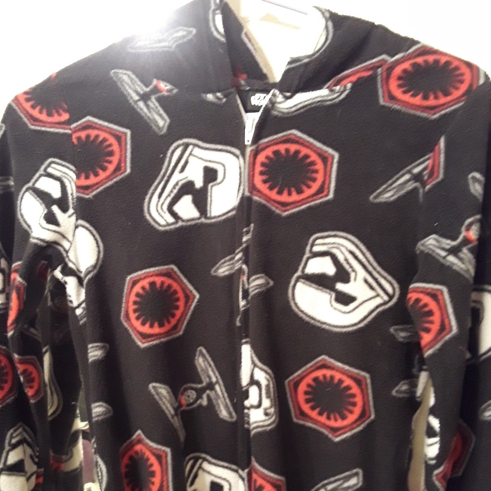 Boys hooded Star Wars pjs.